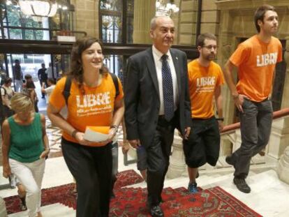 El diputado general de Gipuzkoa, Martin Garitano, la semana pasada junto a una delegaci&oacute;n de los 28 j&oacute;venes acusados de pertenecer al Segi.