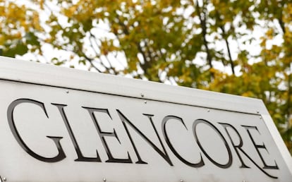 Logo de Glencore a la entrada de las oficinas centrales de la empresa en Baar (Suiza).