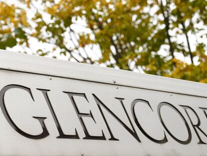Logo de Glencore a la entrada de las oficinas centrales de la empresa en Baar (Suiza).