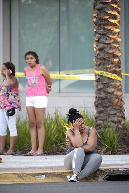 Familiares de las víctimas del tiroteo esperal a las afueras del Centro Medico Regional de Orlando.