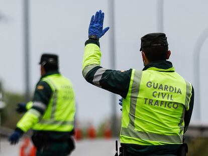 Dos agentes de la Guardia Civil en el dispositivo organizado en la última Semana Santa en una de las salidas de Madrid.