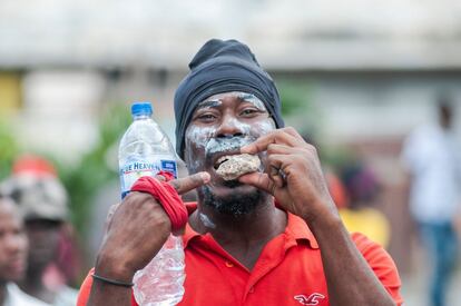 Un joven hace el gesto de comer una piedra durante una protesta en Puerto Príncipe, el 12 de febrero.