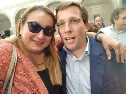 La votante hispanovenezolana Ligia Triana Contreras junto al candidato del PP al Ayuntamiento de Madrid, José Luis Almeida.