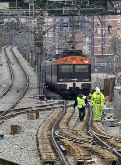 Unos operarios revisando las vías ayer en Bellvitge.