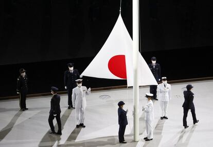 Los de Tokio serán los Juegos Paralímpicos con mayor participación de atletas hasta la fecha, unos 4.400 deportistas provenientes de 162 países, aunque se verán deslucidos por la ausencia de público y el estricto protocolo sanitario puesto en marcha para prevenir contagios. En la imagen, oficiales japoneses alzan la bandera nipona.