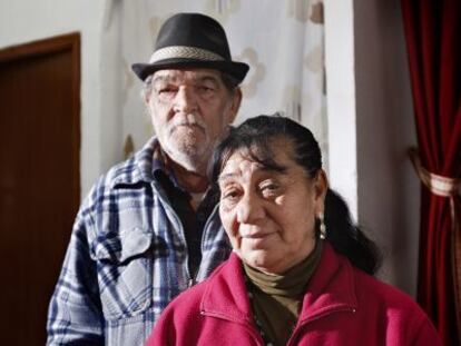 Carolina Fernández y su marido, en la casa prestada donde se están quedando tras el desahucio.