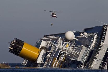 Un helicóptero sobrevuela el 'Costa Concordia'.