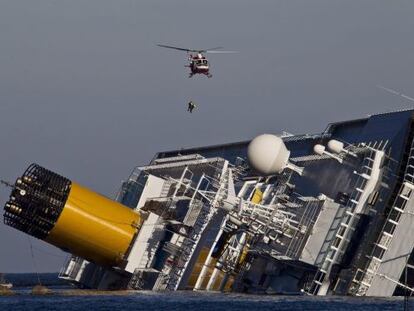 Un helic&oacute;ptero sobrevuela el  &#039;Costa Concordia&#039;.