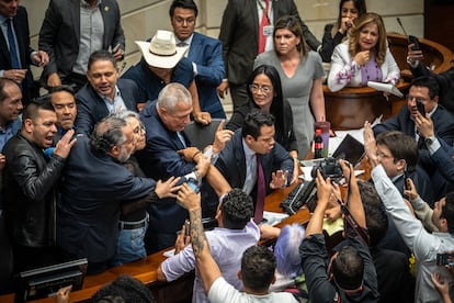 Discusión durante votación de la consulta popular en el Senado de la República en Bogotá (Colombia), el 14 de mayo.