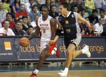 Dean bota el balón
