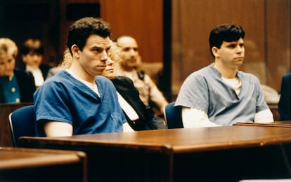 Los hermanos Menéndez, Erik y Lyle (izquierda), durante su juicio por parricidio el 9 de marzo de 1994.
