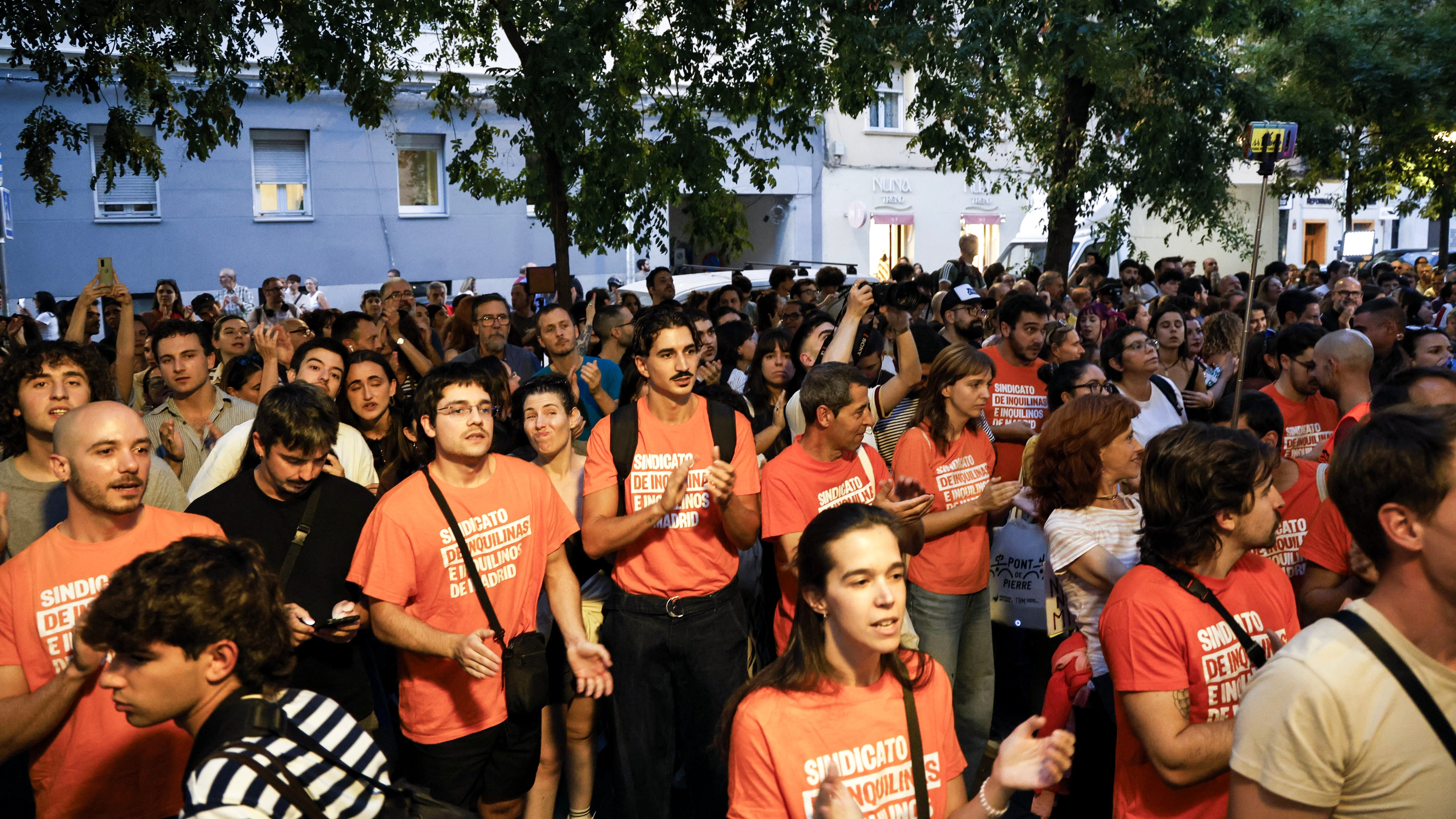 La cuenta atrás para echar a Maricarmen ha comenzado en la calle y los despachos