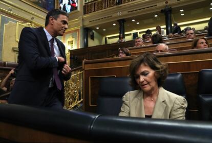 El presidente del Gobierno en funciones, Pedro Sánchez, llega a su escaño situado junto a Carmen Calvo.