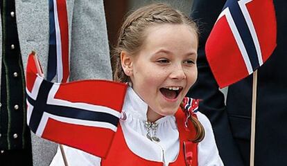 Una infancia normal. Naci&oacute; el 21 de enero de 2004. Es la primog&eacute;nita de Haakon, el heredero de la reina Margarita. El pr&iacute;ncipe defendi&oacute; contra viento y marea su decisi&oacute;n de casarse con Mette-Marit, una madre soltera, pese a la oposici&oacute;n familiar.