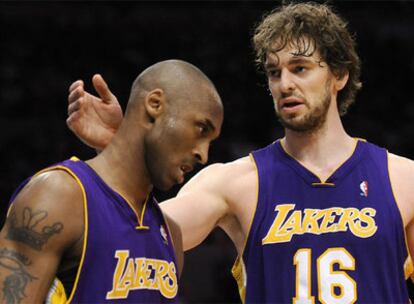 Kobe Bryant y Pau Gasol, de los Ángeles Lakers, en un momento del partido en el Madison Square Garden.