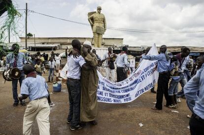Cristianos y musulmanes se manifiestan en las calles del área PK5 de Bangui para pedir la reconciliación entre las dos comunidades.