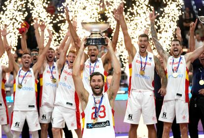 Los jugadores de España levantan el trofeo tras hacerse con la medalla de oro en el Eurobasket.