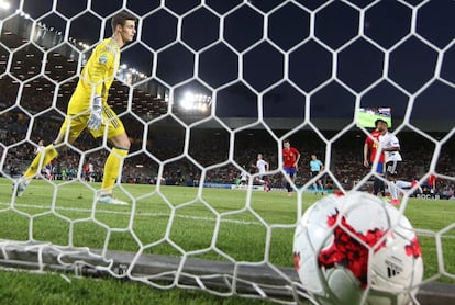 Mitchell Weiser marca gol frente a la selección de España.
