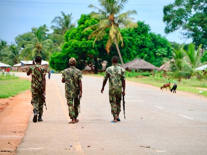 Soldados mozambiqueños patrullan por Mocimboa da Praia, en la provincia de Cabo Delgado.