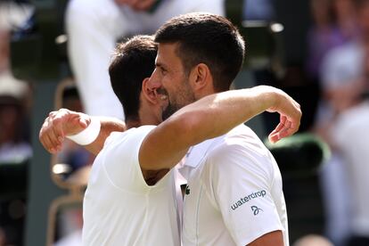 Alcaraz y Djokovic se abrazan tras el final del partido. 