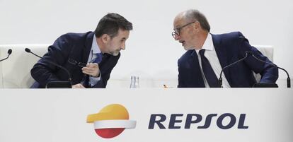 El presidente de Repsol, Antonio Brufau y el consejero delegado, Josu Jon Imaz, durante la junta de accionistas que la petrolera ha celebrado este viernes en Madrid.