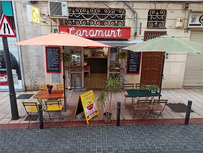 Cafè Canamunt. Esta minúscula cafetería y restaurante logra dar alma de barrio al centro de Palma, para mantener un espíritu que con el tema de la especulación cada vez peligra más. Deliciosos llonguets (panecillos característicos de la ciudad, no de la isla entera, incluso a los palmesanos se les llama llonguets con cariño), menú del día y muy buen rollo por parte de los camareros (Carrer de la Volta de la Mercè, 9).