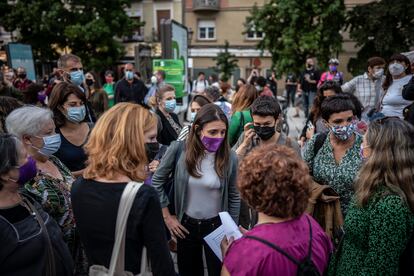 La ministra de Igualdad, Irene Montero, charla con una de las asistentes a la manifestación de este martes en Madrid. 