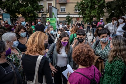 La ministra de Igualdad, Irene Montero, charla con una de las asistentes a la manifestación de este martes en Madrid. 