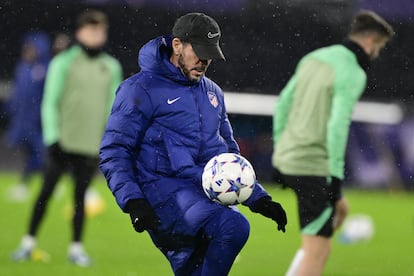 Diego Simeone en el estadio De Kuip, durante el entrenamiento previo a enfrentar al Feyenoord.