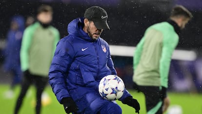 Diego Simeone en el estadio De Kuip, durante el entrenamiento previo a enfrentar al Feyenoord.