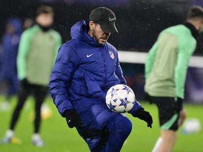 Diego Simeone en el estadio De Kuip, durante el entrenamiento previo a enfrentar al Feyenoord.