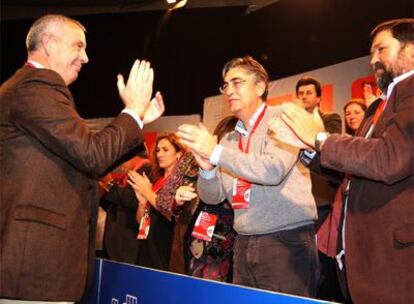 De izquierda a derecha, Manuel Vázquez, Moreda y Caamaño celebran el resultado, en la clausura del congreso provincial del PSdeG.