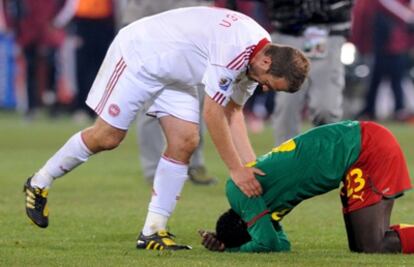 El danés, Daniel Jensen, consuela al jugador de Camerún, Vincent Aboubakar.