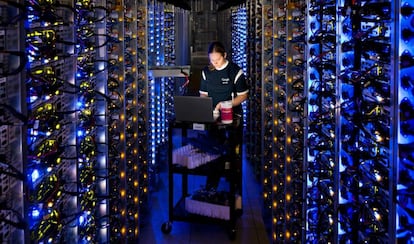 Una técnica de Google trabaja en un centro de datos en Estados Unidos.