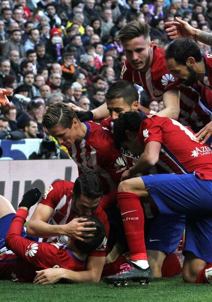 Los jugadores del Atlético de Madrid celebran el gol Antonio Griezman.