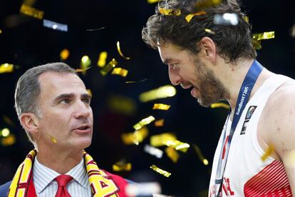 El Rey Felipe habla con Gasol