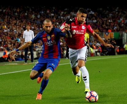 Alexi Vidal (i) del Barcelona pelea por el balón en posesión de Theo Hernández del Alavés.