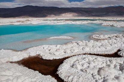 Al noroeste de la provincia de Catamarca, en una de las regiones más aisladas de Argentina, se encuentra Antofalla, un poblado de menos de 50 habitantes al pie del volcán activo del mismo nombre y en el límite este de un salar de 500 kilómetros cuadrados. Para llegar hasta Antofalla es necesario recorrer un camino que asciende hasta los 4.600 metros. La conjunción de lagunas de deshielo, sal y rocas, todo enmarcado en la aridez de la Puna, produce paisajes mágicos.