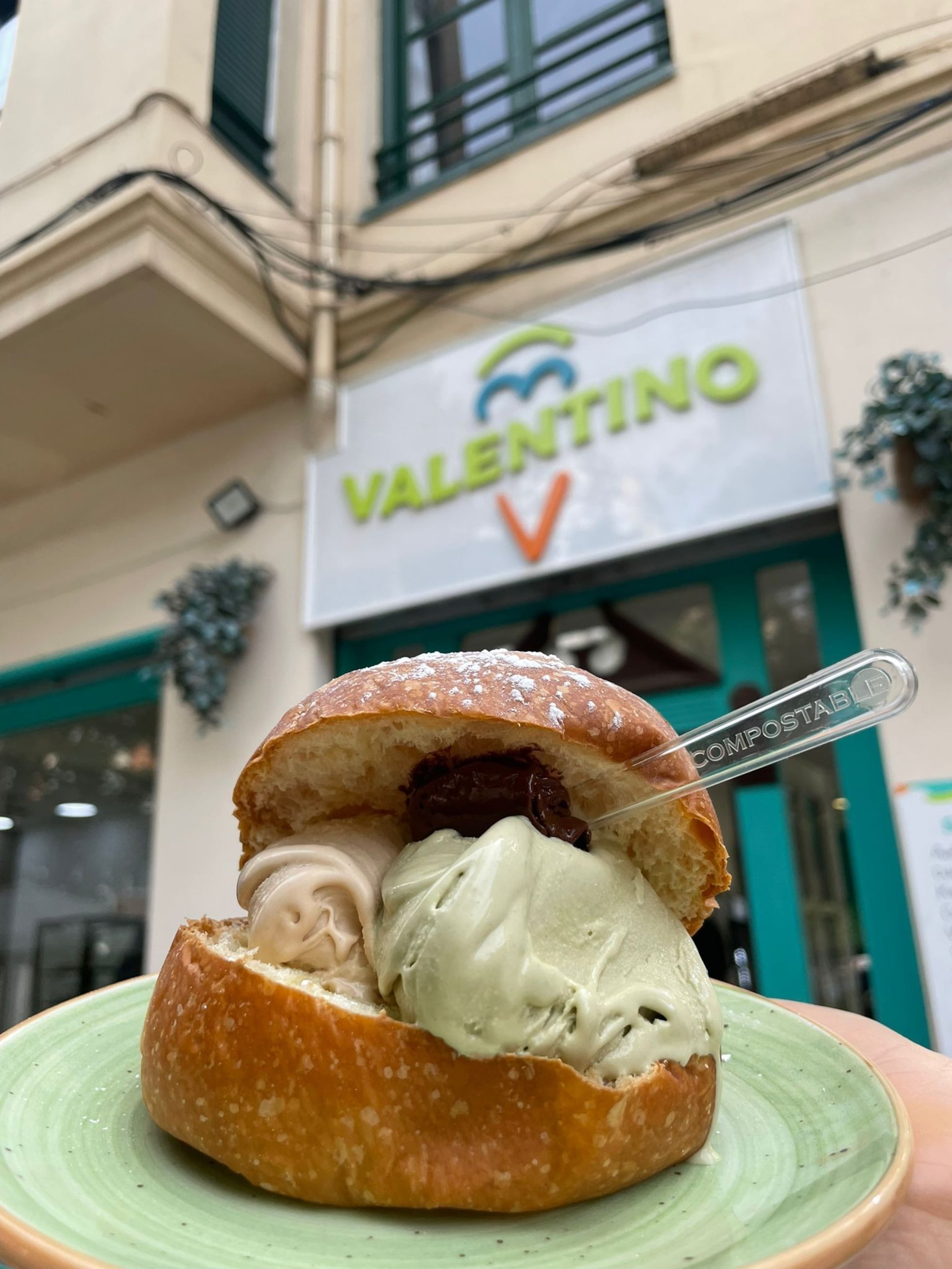 Hollywood de luto: fallece actor de Lilo \u0026 Stitch a los 57 años 😓💔🕊️  #QEPD https://www.univision.com/famosos/muere-david-hekili-kenui-bell-actor-lilo-stitch-hawaii-five-0?utm_campaign\u003dImageFamosos\u0026utm_medium\u003dsocial\u0026utm_source\u003dfacebook\u0026utm_content  ..., image size:1960x2613