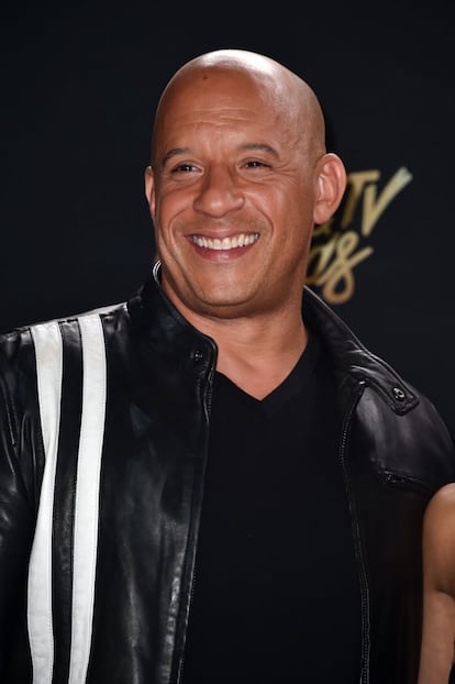 <p>Hoy resulta imposible pensar que hubo un día en el que Vin Diesel (California, EE.UU., 1967), intérprete de la saga 'Fast & Furious', tenía pelo. Pero ese día existió. <a href="https://media.gq.com/photos/562afb548300e7357516633c/master/w_800/Screen%20Shot%202015-10-23%20at%2011.29.51%20PM.png" target="_blank">Aquí está la prueba</a>. Como héroe de acción nos quedamos con el Vin Diesel calvo, ese al que ningún enemigo puede agarrar por la coleta. Que para algo en el ejército rapan el pelo.</p>