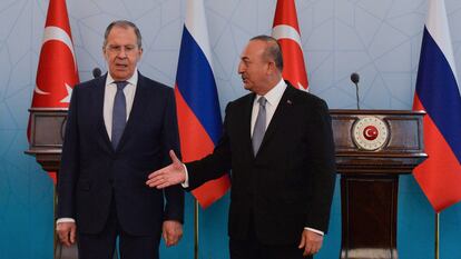 El ministro de Exteriores de Rusia, Serguéi Lavrov (izquierda) con su homólogo turco, Mevlut Cavusoglu, en Ankara el 8 de junio.