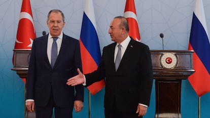 El ministro de Exteriores de Rusia, Serguéi Lavrov (izquierda) con su homólogo turco, Mevlut Cavusoglu, en Ankara el 8 de junio.