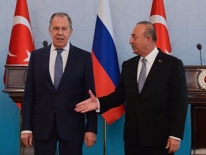 El ministro de Exteriores de Rusia, Serguéi Lavrov (izquierda) con su homólogo turco, Mevlut Cavusoglu, en Ankara el 8 de junio.