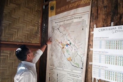 Una autoridad indígena de la comunidad de San José de Uchupiamonas indicando en el mapa del territorio indígena la zona por la que la contaminación llega.