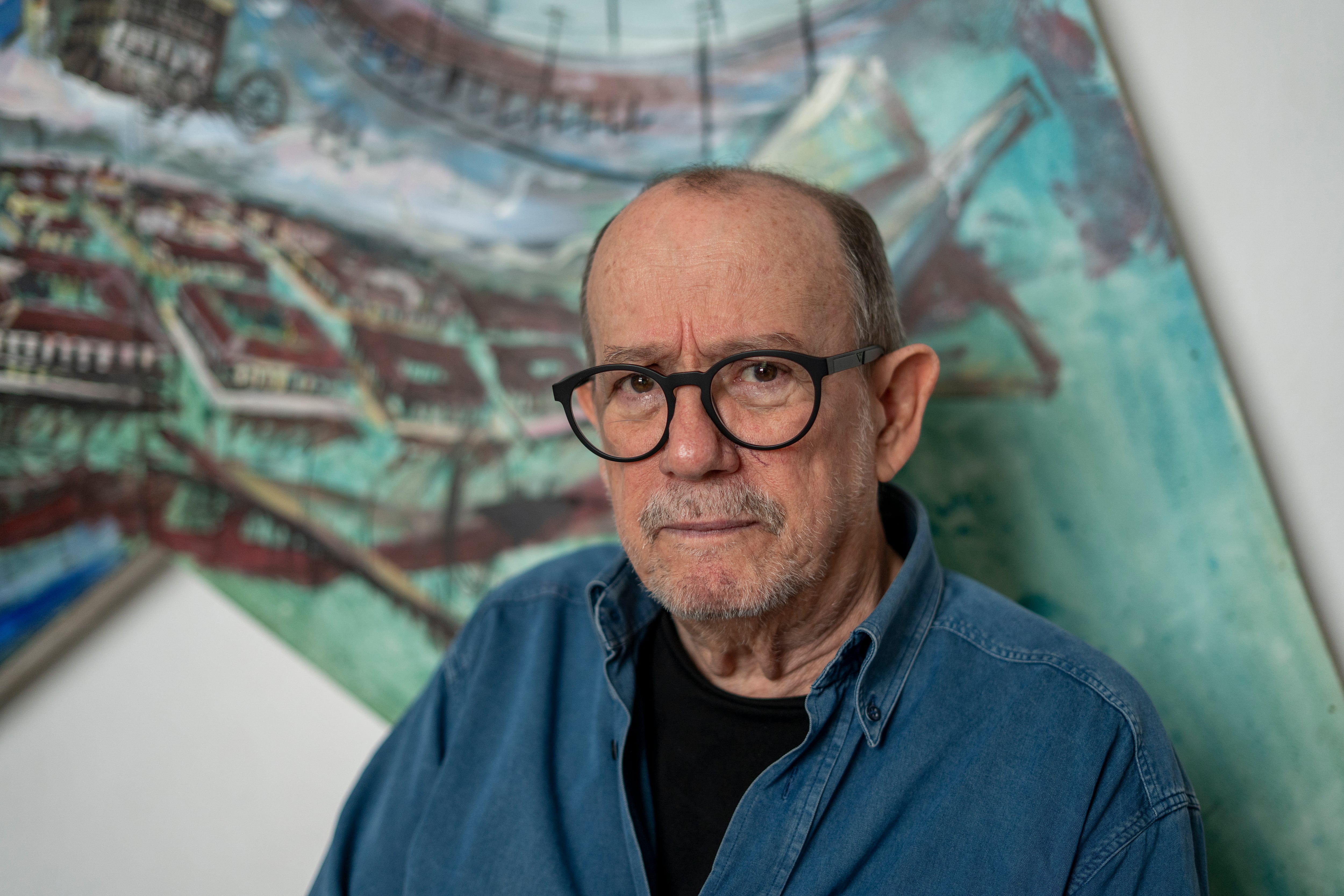 El cantautor cubano junto a una obra hecha por presos.