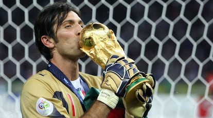 Buffon con la Copa del Mundo en 2006.