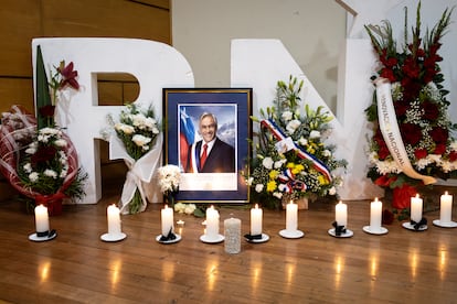 Al interior de la sede del partido Renovación Nacional se levantó un altar en honor de Sebastián Piñera.