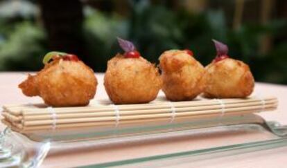 Buñuelos de bacalao, en la carta con platos madrileños del hotel Intercontinental.