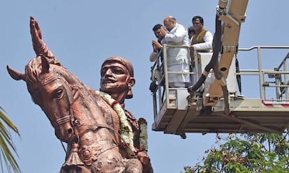 El presidente del partido Bharatiya Janata, Amit Shah, hace una ofrenda a una estatua del rey hindú Shivaji en Dadar (Bombay) en 2017.