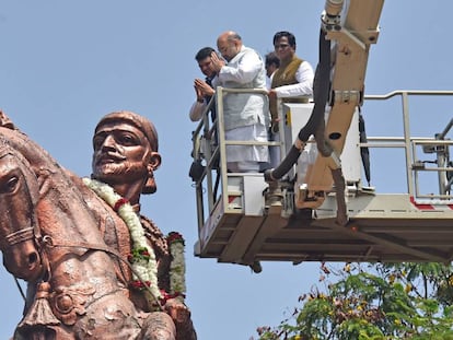 El presidente del partido Bharatiya Janata, Amit Shah, hace una ofrenda a una estatua del rey hindú Shivaji en Dadar (Bombay) en 2017.